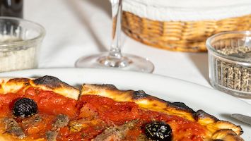 Repas de famille pizza moitié-moitié, supions à la provençale, place aux Huiles, Vieux-Port