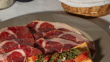 Viandes carte restaurant méditerranéen Vieux-Port Marseille côtelettes d'agneau panées thym filet boeuf