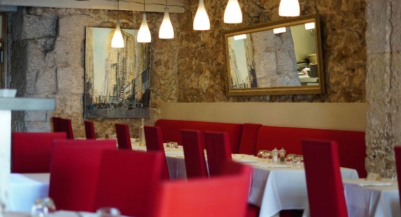 Where to organize a business lunch near the Old Port of Marseille?